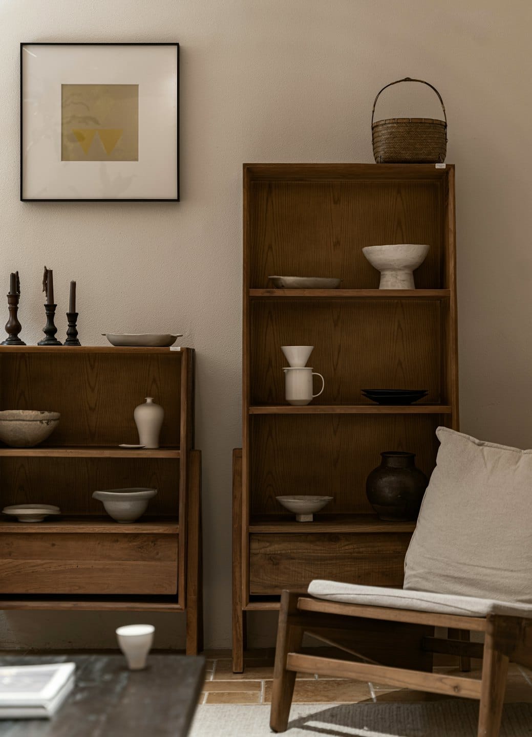 Scaffali di legno espongono ciotole, tazze e vasi in ceramica fatti a mano.